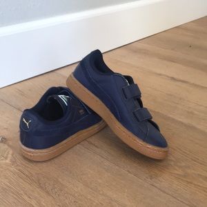 Kids Puma tennis shoes